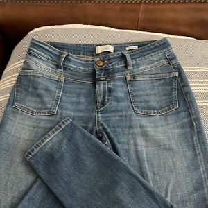 Closes size 28 jeans